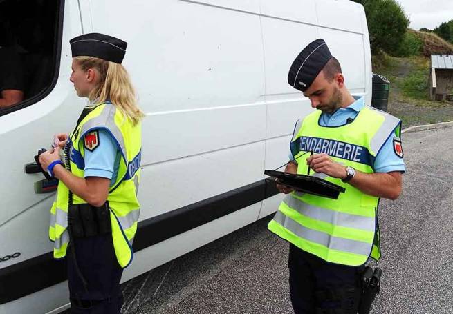 Les gendarmes travaillent désormais avec des tablettes.|Les gendarmes travaillent désormais avec des tablettes.|Le colonel Jérôme Patoux a expliqué le fonctionnement au préfet Eric Maire.||