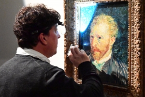 Vincent Van Gogh dans un autoportrait datant de 1887|Maud Leyoudec, directrice du Musée Crozatier à côté du tableau de Vincent Van Gogh|Maud Leyoudec, directrice du Musée Crozatier devant le tableau de Vincent Van Gogh||||Paul Cézanne (1875)||Camille Pissarro (1873)||