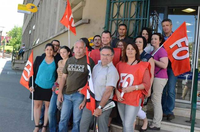 Les grévistes se sont rassemblés devant le bureau de Poste des Carmes au Puy-en-Velay.||