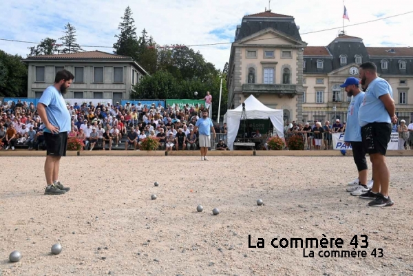 |Valérie Bertrand, présidente du comité départemental de pétanque de la Haute-Loire|Les vainqueurs 2022 : Philippe Zigler, Kevin Prud&#039;homme et Winter Claudy de Vesoul||