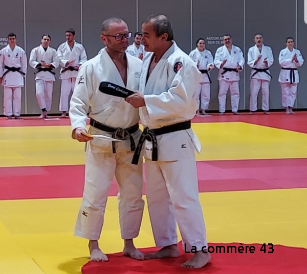 Crédit DR Dominique Castanet reçoit son 4e dan et sa nouvelle ceinture par Louis Bucina||