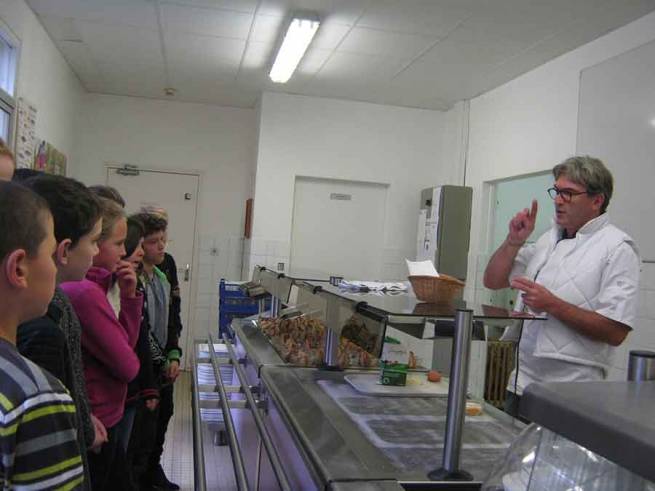 Gilles Russier le cuisinier explique aux élèves les secrets de la cuisine allemande.||||