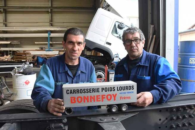 Jacques et Marc Bonnefoy|L&#039;entreprise se trouve actuellement en bordure de route.||||