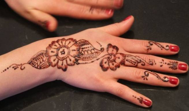 Venez essayer le tatouage au henné (participation 5 euros).|||