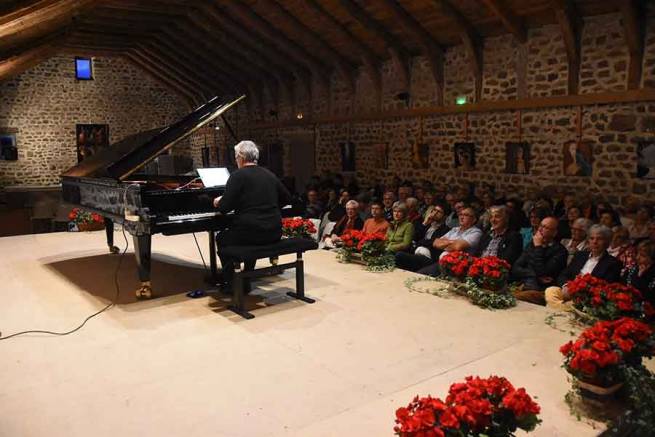 |Le pianiste Bruno Fontaine.|Le cadre typique de la Grange de Clavière contribue au charme du moment.|Le pianiste Brunio Fontaine.|||