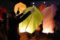 Yssingeaux : un ciel étoilé de lanternes multicolores avant le feu d&#039;artifice