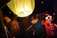 Yssingeaux : un ciel étoilé de lanternes multicolores avant le feu d&#039;artifice