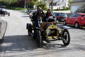 D&#039;élégantes voitures centenaires en balade en Haute-Loire