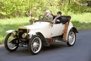 D&#039;élégantes voitures centenaires en balade en Haute-Loire