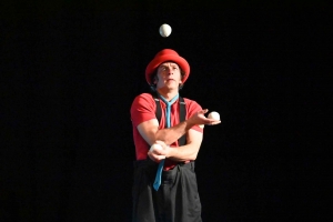 Le Mazet-Saint-Voy : un public bouche bée pour le spectacle de clown &quot;Bouche cousue&quot;