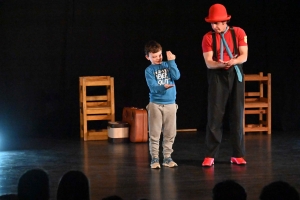 Le Mazet-Saint-Voy : un public bouche bée pour le spectacle de clown &quot;Bouche cousue&quot;