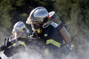 Epaisse fumée noire à Saint-Maurice-de-Lignon : un tas de pneus en feu