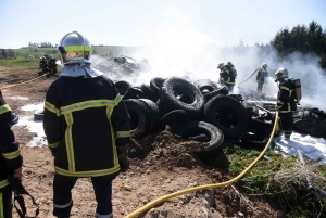 Epaisse fumée noire à Saint-Maurice-de-Lignon : un tas de pneus en feu