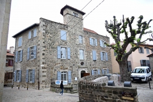 Au Puy-en-Velay, la Maison du Phare guide 13 locataires près de la cathédrale