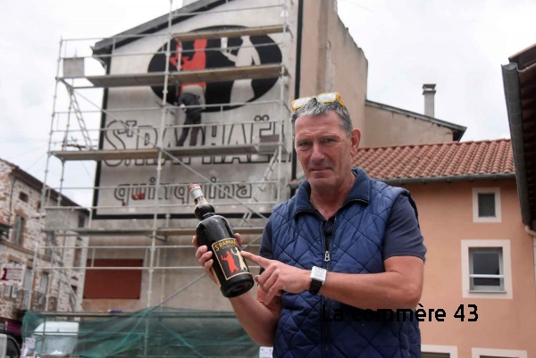 Stéphane Mallet s&#039;occupe de la restauration et s&#039;est vu confier une bouteille pour la teinte de la publicité.||||