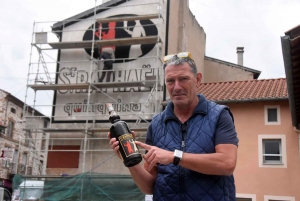 Stéphane Mallet s&#039;occupe de la restauration et s&#039;est vu confier une bouteille pour la teinte de la publicité.