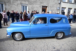 Saint-Just-Malmont : un défilé de belles voitures anciennes et d&#039;automobilistes déguisés