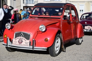 Saint-Just-Malmont : un défilé de belles voitures anciennes et d&#039;automobilistes déguisés