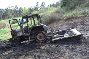 Bas-en-Basset : un tracteur prend feu dans un pré dans le ravin du Bruchet