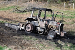 Bas-en-Basset : un tracteur prend feu dans un pré dans le ravin du Bruchet