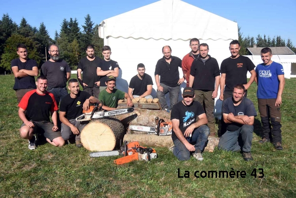 |Gilles Giguet (au centre) est membre de l&#039;équipe de France de Timbersports||