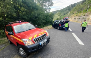 Deux voitures se percutent à Chaspinhac : un véhicule termine 10 mètres en contrebas de la route