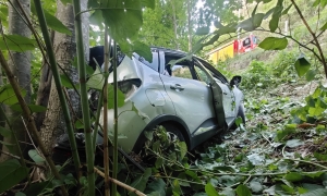 Deux voitures se percutent à Chaspinhac : un véhicule termine 10 mètres en contrebas de la route