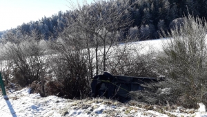 Le Chambon-sur-Lignon : un véhicule quitte la route et est retenu par la végétation