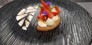 Recette du chef : le biscuit basque aux fraises, verveine et meringue italienne (vidéo)