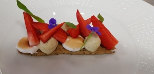 Recette du chef : le biscuit basque aux fraises, verveine et meringue italienne (vidéo)