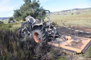 Les Vastres : un tracteur détruit par le feu dans un pré