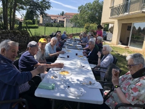 Saint-Maurice-de-Lignon : les personnes âgées profitent d&#039;un pique-nique et un spectacle de magie