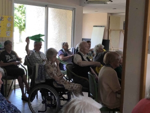 Saint-Maurice-de-Lignon : les personnes âgées profitent d&#039;un pique-nique et un spectacle de magie
