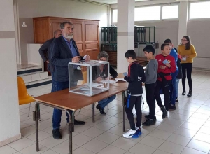 Sainte-Sigolène : les écoliers votent pour la couverture du prochain bulletin municipal
