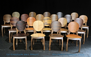Un ébéniste crée 28 chaises uniques au bénéfice des réfugiés d&#039;Ukraine