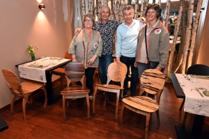 Un ébéniste crée 28 chaises uniques au bénéfice des réfugiés d'Ukraine