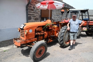 Un dimanche en balade dans le Meygal... sur leurs tracteurs