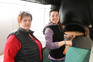 Chez Pizz’Agnès, l’art de la pizza au feu de bois se transmet de mère en fille