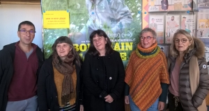 Manuela Frésil entourée des bénévoles du cinéma