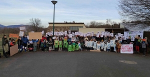 Saint-Etienne-Lardeyrol : élus, parents et habitants unis pour défendre les 4 classes de l&#039;école
