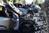 Monistrol-sur-Loire : une haie et huit voitures prennent feu (vidéo)