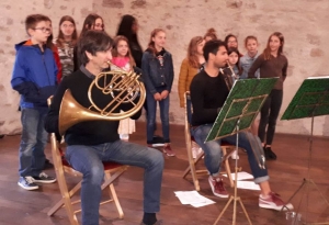 Retournac : l’orchestre et la chorale du collège Boris-Vian en visite à la Chaise-Dieu