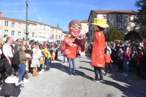Saint-Didier-en-Velay : un corso baigné de soleil pour le 53e Carnaval (vidéo)