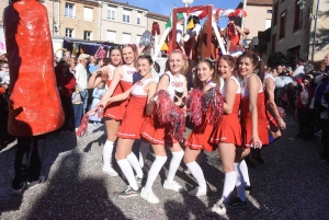 Saint-Didier-en-Velay : un corso baigné de soleil pour le 53e Carnaval (vidéo)