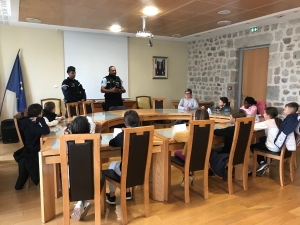 Tence : la gendarmerie débarque au conseil municipal des enfants