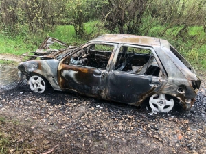 Une voiture en feu aux étangs de Bas-en-Basset