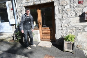 Saint-Pal-de-Chalencon : il fabrique des meubles en bois avec des méthodes traditionnelles