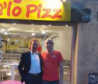 Roland Romeyer a posé pour une photo devant la pizzeria de Grégory Vincent.||