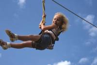 Volante aussi cette petite fille grâce à la tyrolienne du Parc aventure de l&#039;Ecureuil du Chambon-sur-Lignon.