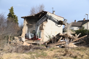 Beauzac : les travaux de la place du Pré-Clos débutent par la démolition d&#039;une maison